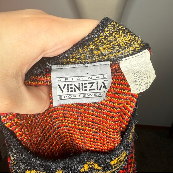 Venezia Sweater Vintage Horse Print Classic Metallic Red Yellow Acrylic USA OS - Picture 6 of 7